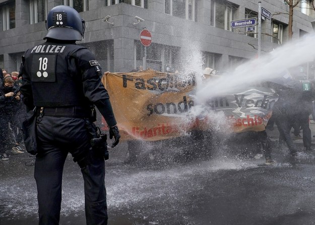 Policja użyła przeciwko protestującym armatek wodnych /RONALD WITTEK /PAP/EPA