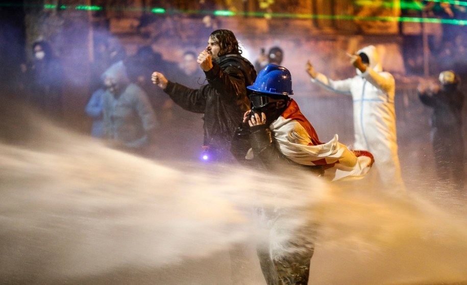 Policja użyła wobec demonstrantów w Tbilisi armatek wodnych. /David Mdzinarishvili  /PAP/EPA