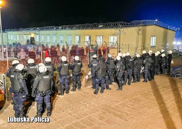 Policja w czasie buntu migrantów na terenie ośrodka w Wędrzynie /lubuska.policja.gov.pl /