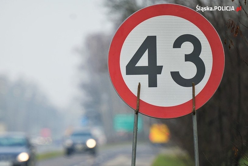 Policja w Katowicach ustawiła ograniczenie prędkości do 43 km/h. 9 na 10 kierowców nawet go nie zauważyło /Policja
