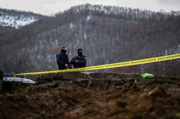 Broń i mundury z rosyjskimi naszywkami przejęte przez policję w Kosowie