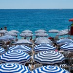 Policja w kurorcie wlepia mandaty. 150 euro za bikini i chodzenie boso