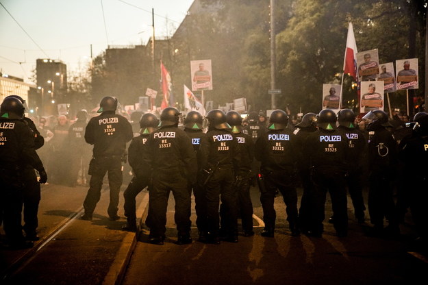 Policja w Lipsku jest wspierana przez saksońską policję, służby ratunkowe z ośmiu krajów związkowych /PAP/EPA