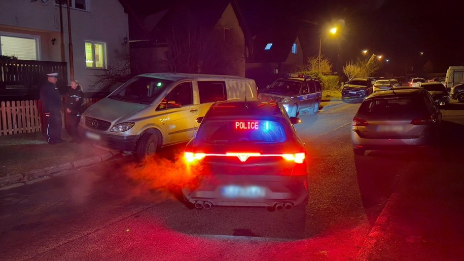 Policja w miejscu, gdzie znaleziono zwłoki 12-letniej dziewczynki w Jeleniej Górze /	Wojciech Kamiński /PAP