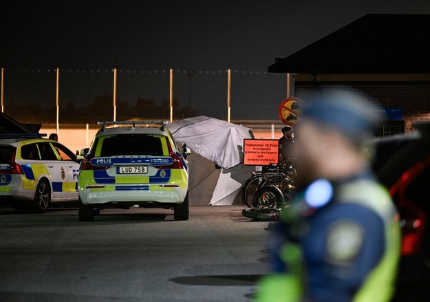 Policja w miejscu nocnej strzelaniny w Sztokholmie /PONTUS LUNDAHL /PAP/EPA
