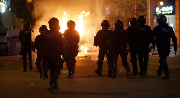 Policja w miejscu protestów w Barcelonie /TONI ALBIR /PAP/EPA