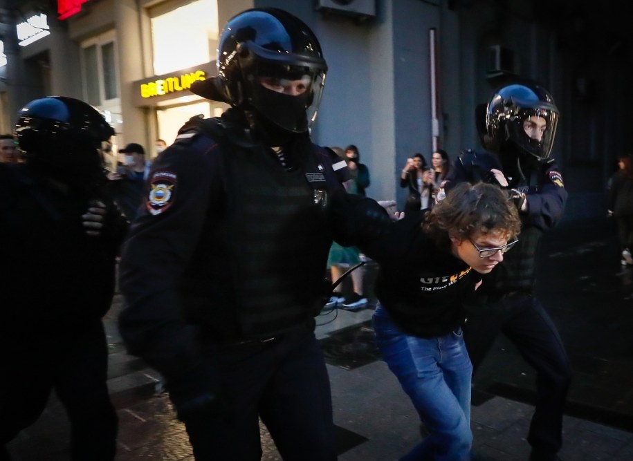 Policja w Moskwie zatrzymała ponad 100 uczestników akcji uczestników akcji "’NIE’ dla wiecznego Putina" /YURI KOCHETKOV /PAP/EPA