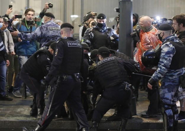 Policja w Moskwie zatrzymała ponad 100 uczestników akcji uczestników akcji "’NIE’ dla wiecznego Putina" /YURI KOCHETKOV /PAP/EPA