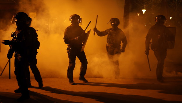 Policja w Paryżu podczas wtorkowych zamieszek /YOAN VALAT  /PAP/EPA