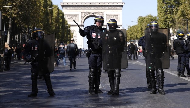 Policja w Paryżu /YOAN VALAT  /PAP/EPA