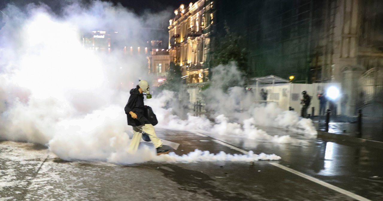 Policja w Tbilisi użyła armatek wodnych, by odeprzeć demonstrantów 