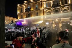 Policja w Tbilisi użyła armatek wodnych, by odeprzeć demonstrantów 