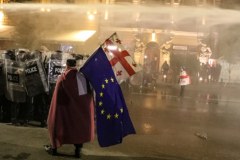 Policja w Tbilisi użyła armatek wodnych, by odeprzeć demonstrantów 