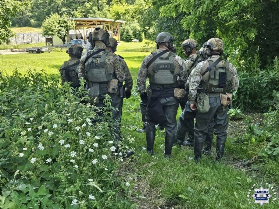 Policja w trakcie poszukiwań Dariusza R. Mężczyzna został oskarżony o zabójstwo i próbę zabójstwa /Policja Świętokrzyska /