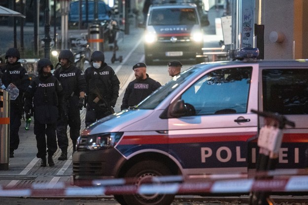 Policja w Wiedniu po zamachu /CHRISTIAN BRUNA /PAP/EPA