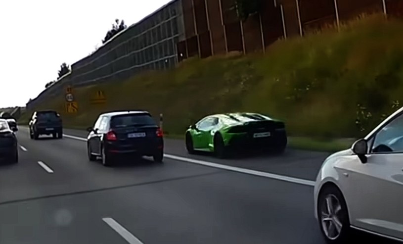 Policja wciąż poszukuje zielonego Lamborghini, które ma "w nawyku" wyprzedzanie poboczem autostrady/ źródło: YouTube: Stop Cham /