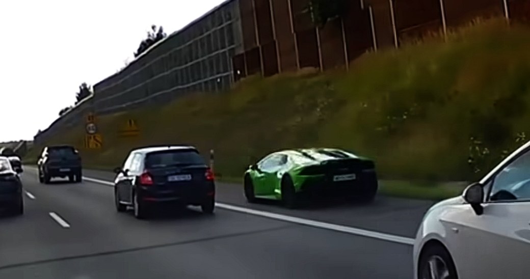 Policja wciąż poszukuje zielonego Lamborghini, które ma "w nawyku" wyprzedzanie poboczem autostrady/ źródło: YouTube: Stop Cham /