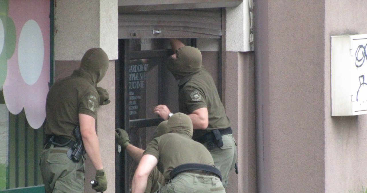 Policja weszła do garażu bombiarza z Krakowa