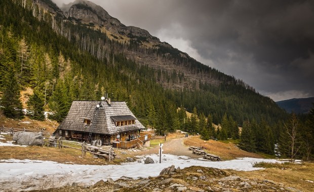 Policja wezwana do górskiego schroniska. Awanturował się pijany turysta