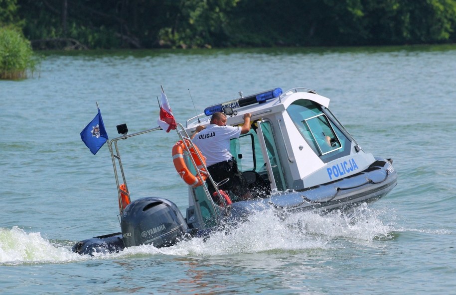 Policja wodna na jeziorze Tałty w Mikołajkach / 	Tomasz Waszczuk    /PAP