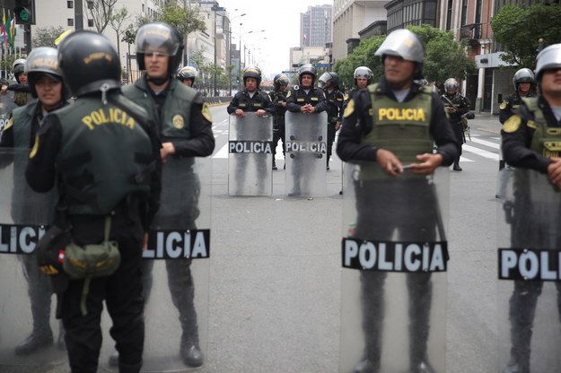 Policja wokół pałacu prezydenckiego w Limie /Paolo Aguilar    /PAP/EPA