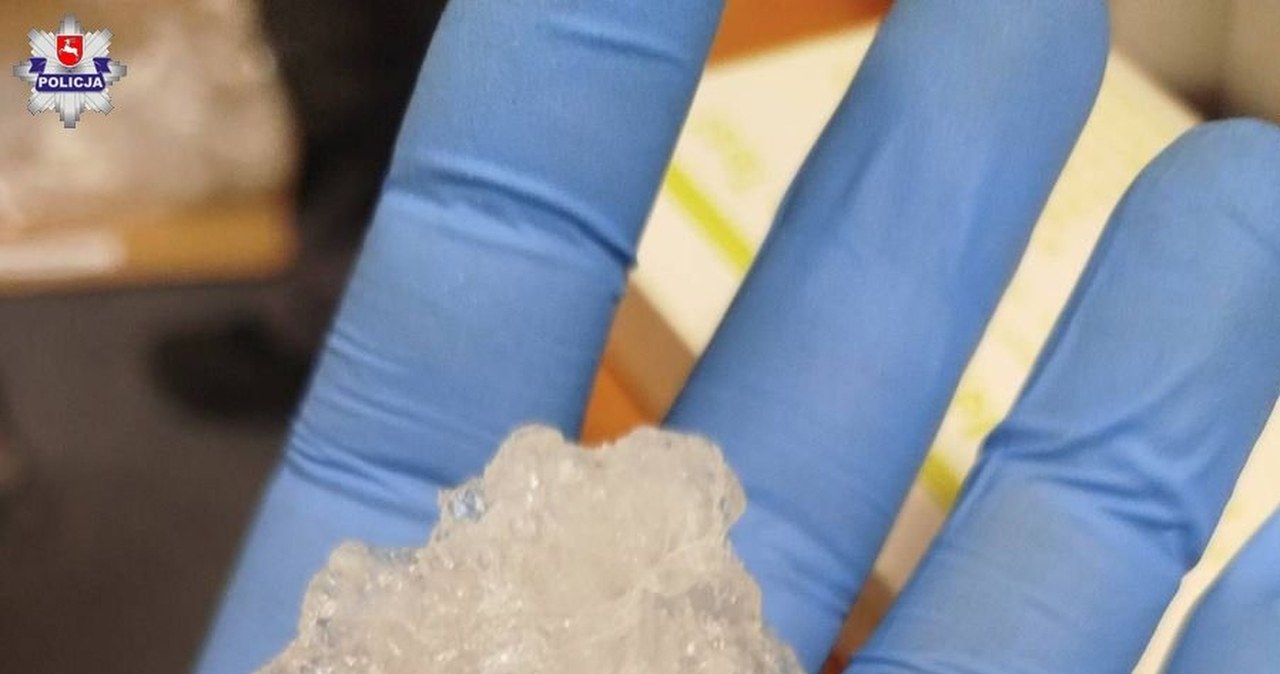 POLICJA WYKRYŁA 13 KG MEFEDRONU W GARAŻU. WYNAJMOWAŁ GO 21-LETNI MĘŻCZYZNA