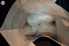 POLICJA WYKRYŁA 13 KG MEFEDRONU W GARAŻU. WYNAJMOWAŁ GO 21-LETNI MĘŻCZYZNA