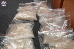 POLICJA WYKRYŁA 13 KG MEFEDRONU W GARAŻU. WYNAJMOWAŁ GO 21-LETNI MĘŻCZYZNA