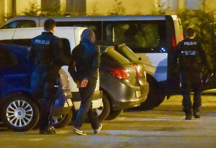 Policja wyprowadza 24 bm. z komendy powiatowej policji w Oświęcimiu, jedną z osób zatrzymanych w związku z incydentem na terenie Muzeum Auschwitz /Jacek Bednarczyk /PAP