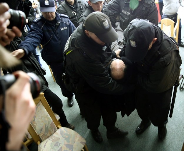Policja wyprowadza protestujących, którzy w trakcie manifestacji przed PKW wtargnęli do siedziby Państwowej Komisji Wyborczej i zajęli salę konferencyjną /Tomasz Gzell /PAP