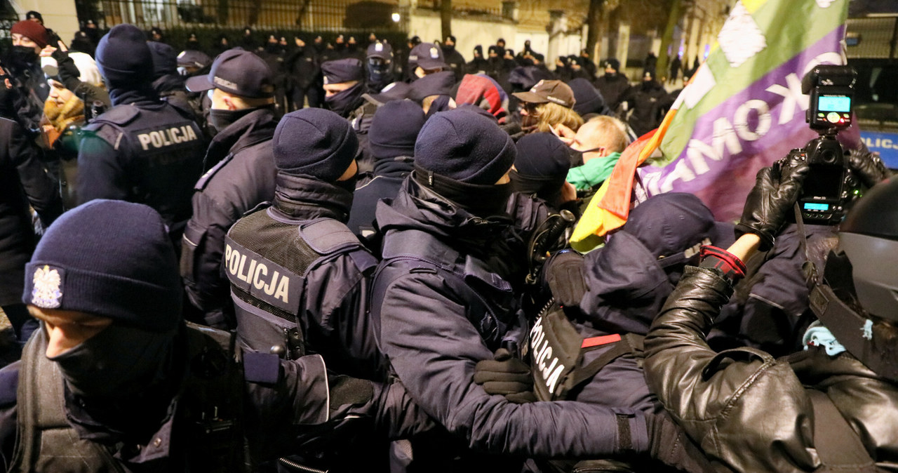 Policja wyprowadziła siłą spod TK osoby, które nie dały się wylegitymować /Jakub Kaminski/East News /East News