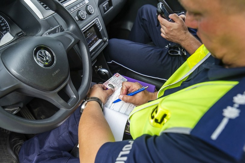 Policja wystawia mandaty za wykroczenia uwiecznione na nagraniach od sygnalistów, w ramach akcji Stop agresji drogowej. /Stanisław Bielski /Reporter