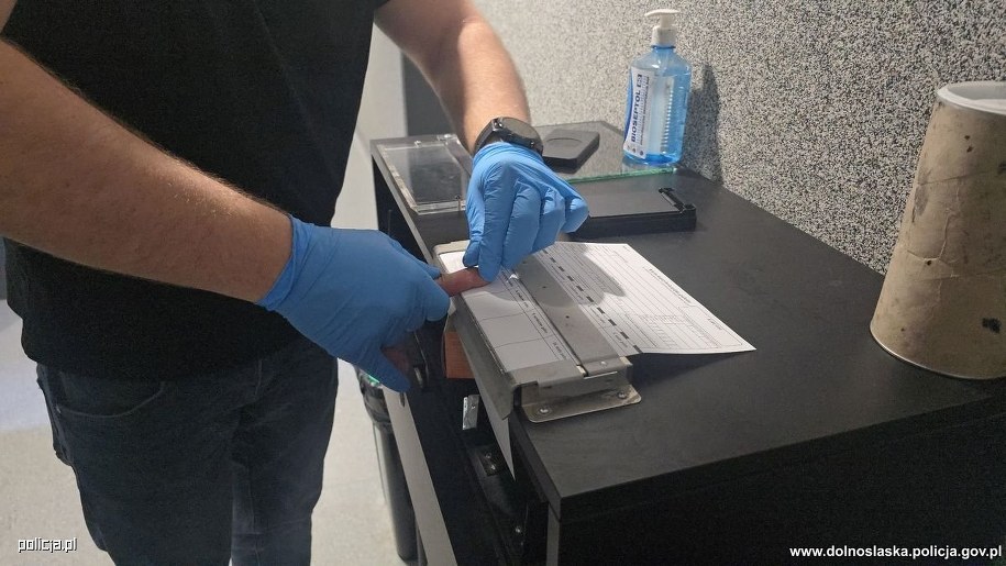 Policja z Bolesławca zatrzymała agresywnego kuriera /KMP we Wrocławiu /