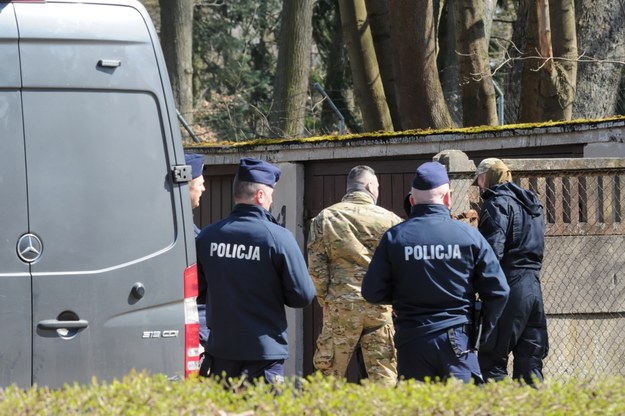 Policja zabezpiecza miejsce znaleziska w Koszalinie /	Marcin Bielecki   /PAP