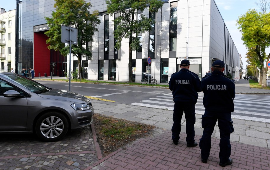 Policja zabezpiecza okolice budynku Filharmonii Świętokrzyskiej w Kielcach / 	Piotr Polak    /PAP