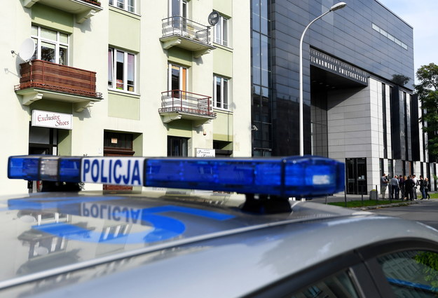 Policja zabezpiecza okolice budynku Filharmonii Świętokrzyskiej w Kielcach / 	Piotr Polak    /PAP