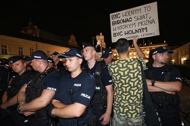 Policja zabezpiecza protest przeciwników zmian w sądownictwie przed Pałacem Prezydenckim w Warszawie /Paweł Supernak /PAP