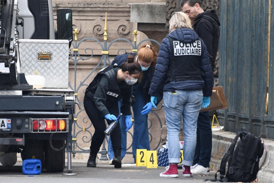 Policja zabezpiecza ślady kradzieży w Luwrze. /Poitout Florian/ABACA /PAP/Abaca