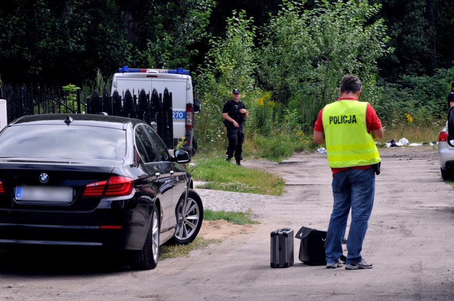 Policja zabezpiecza ślady na miejscu strzelaniny w Koszalinie /Marcin Bielecki /PAP