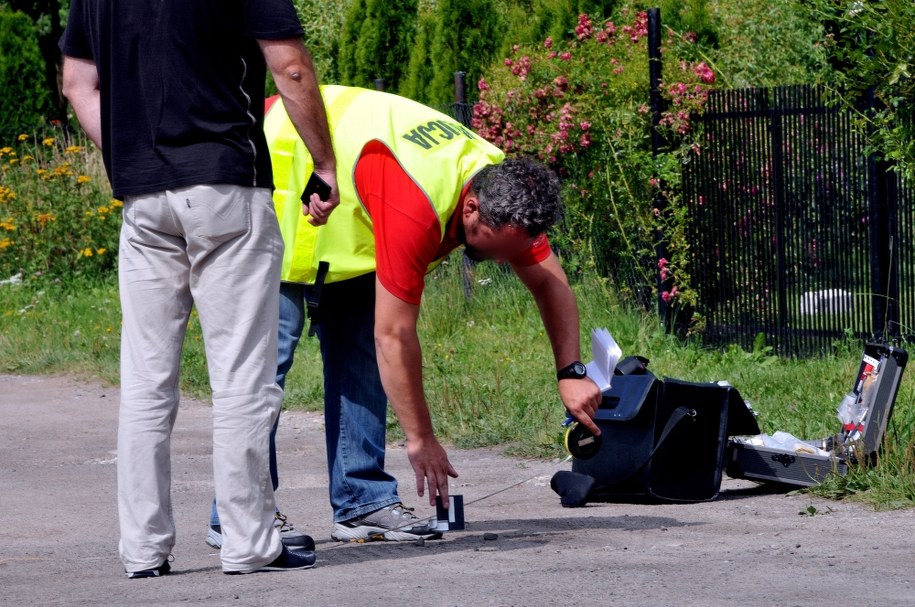 Policja zabezpiecza ślady na miejscu strzelaniny /Marcin Bielecki /PAP