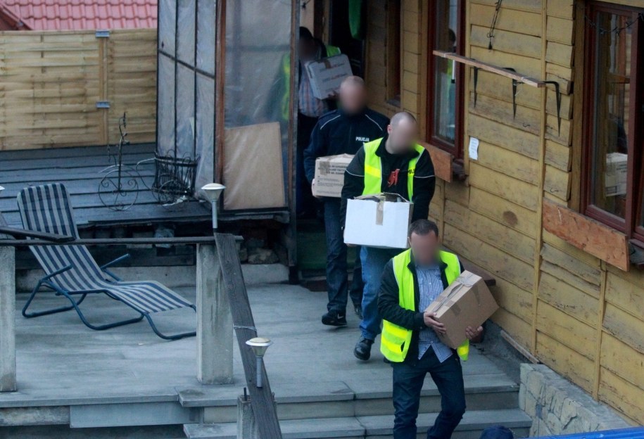 Policja zabezpieczająca dowody w domu Marka H. / 	Grzegorz Momot    /PAP