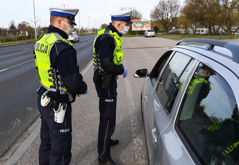 Policja zabiera prawa jazdy za prędkość za znakiem D-42 /Paweł Skraba / SE /Getty Images