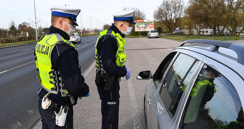 Policja zabiera prawa jazdy za prędkość za znakiem D-42 /Paweł Skraba / SE /Getty Images