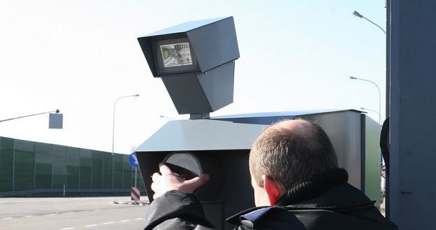 Policja zamiast usunąć puste maszty, zacznie uzbrajać je. Fot. Tomasz Baranski /Reporter