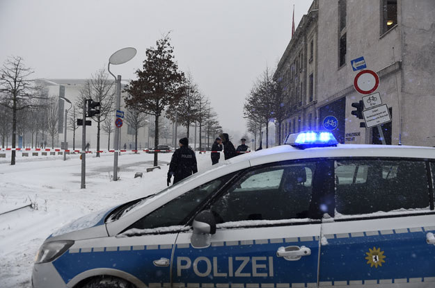 Policja zamknęła ulicę na której znajduje się biuro kanclerz Angeli Merkel /AFP