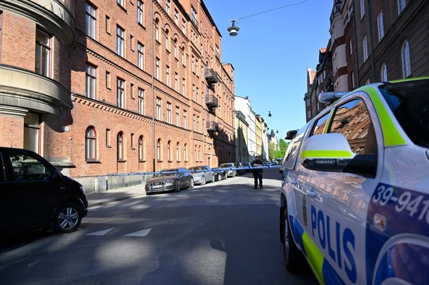 Policja zamknęła ulicę Storgatan w Sztokholmie w pobliżu ambasady Izraela /Henrik Montgomery / TT / POOL /PAP/EPA