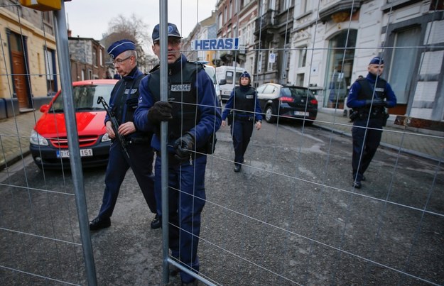 Policja zamknęła ulicę w Verviers, gdzie miała miejsce operacja antyterrorystyczna /OLIVIER HOSLET /PAP/EPA