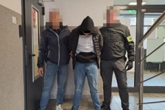 POLICJA ZATRZYMAŁA 8 MĘŻCZYZN. ZNISZCZYLI BMW, BO CHCIELI ODZYSKAĆ DŁUG