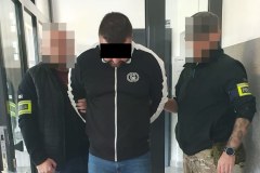 POLICJA ZATRZYMAŁA 8 MĘŻCZYZN. ZNISZCZYLI BMW, BO CHCIELI ODZYSKAĆ DŁUG