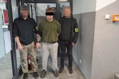 POLICJA ZATRZYMAŁA 8 MĘŻCZYZN. ZNISZCZYLI BMW, BO CHCIELI ODZYSKAĆ DŁUG